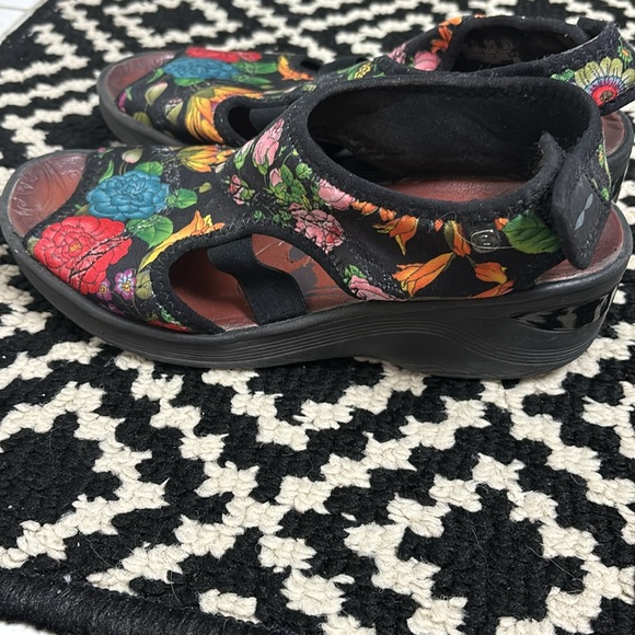 BZees floral sandal wedges - Picture 4 of 6